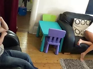 Calvo ragazzo scopa  ...