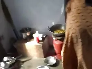 Una ragazza snella a ...