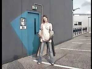 Giovani studenti ass ...